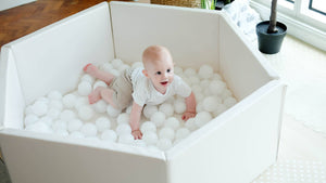 Foldable White Ball Pit with 300 balls